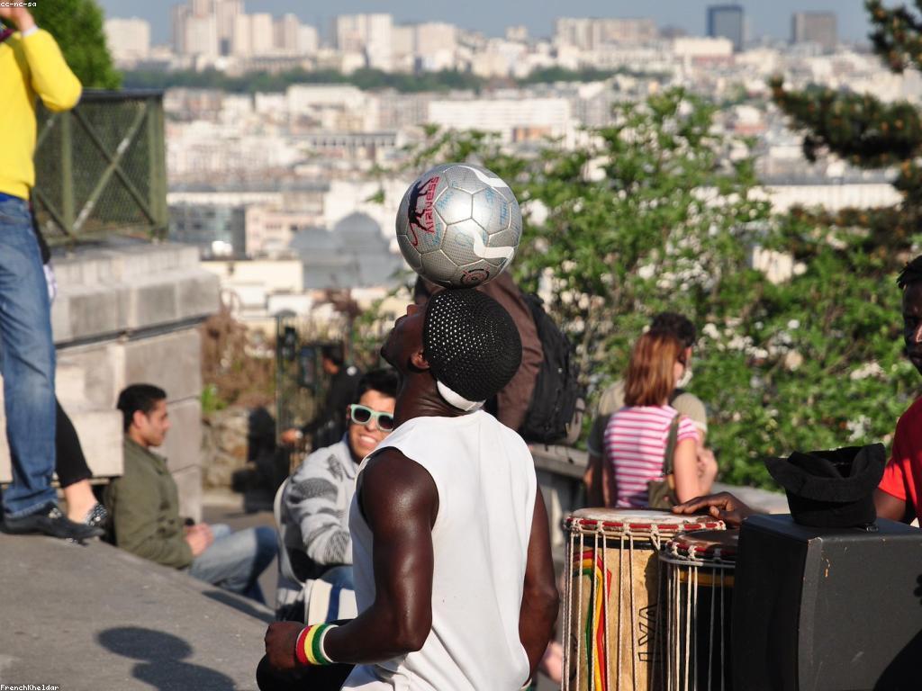 ផលប៉ះពាល់នៃលទ្ធផលបាល់ទាត់លើការបង្ហាញរបស់អ្នករាំ